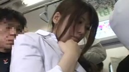 【JAV】満員� � �で痴漢されてイク女
