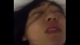xxx ไทยหัดเพื่อนน้องสาวกินเหล้าเมาแล้วพามาเย็ดฟิตควยจริงๆ