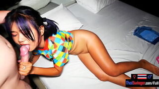 ลูกเลี้ยงสาวไทยแอบดูหนังโป๊เลยให้ลองอมควยแล้วหัดเย็ด