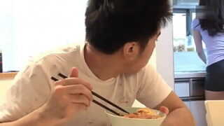 น้องผัวแอบดูพี่สะใภ้เซ็กซี่ แล้วอยากเย็ดหีจัง วันนี้ไม่มีใครอยู่ เลยแอบเข้าไปเย็ดหีพี่สะใภ้ให้รูบานเลยครับหนังโป๊ JAV ออนไลน์