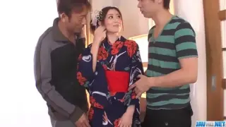 ดูหนังโป๊ออนไลน์สาวญี่ปุ่นหลงยุคมาในบ้านสองพ่อลูกหนุ่มโสดลีลาเด็ดจับผลัดกันเย็ดอย่างมันเย็ดกันสวิงกิ้ง
